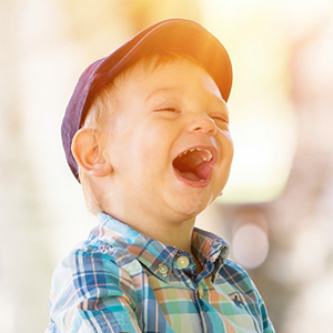 子供が笑っていう写真